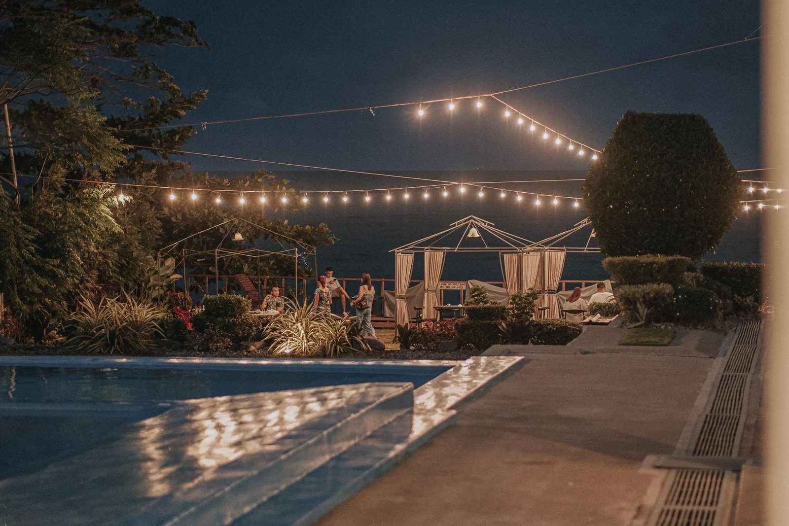 String lights and poolside entertaining at night โ design inspiration